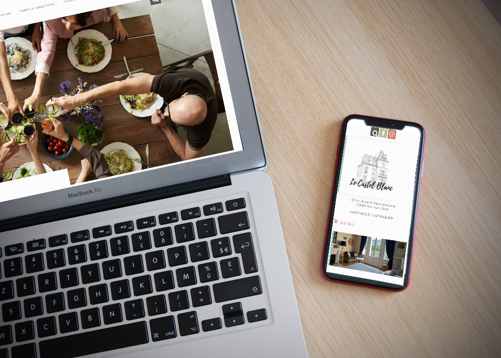 Mockups d'un smarphone et d'un ordinateur avec le site du Gîte Le Castel Blanc