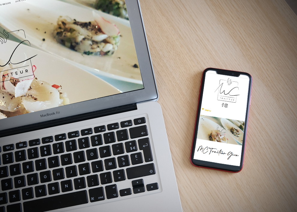 Mockups d'un smarphone et d'un ordinateur avec le site de MC Traiteur